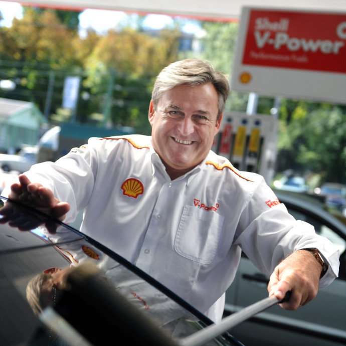 A legmagasabbra jutott magyar multimenedzser, aki készül az elektromos autózásra