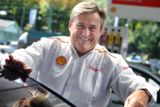 A legmagasabbra jutott magyar multimenedzser, aki készül az elektromos autózásra