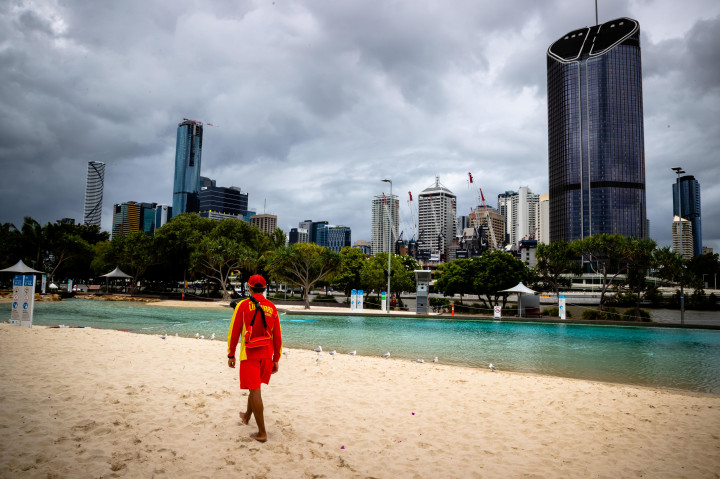 Vízimentő Brisbane déli strandján. 2021. január 9-én „magas készültségi” szintet vezettek be az ausztráliai városban a koronavírus fertőzőbb törzsének megjelenése miatt – Fotó: Patrick Hamilton / AFP