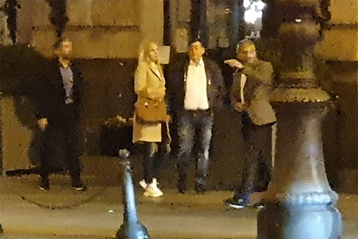 Várkonyi Andrea és Mészáros Lőrinc a New York Cafe előtt Budapesten az Erzsébet körúton 2020. október 27-én – Fotó: Olvasói fotó / Telex