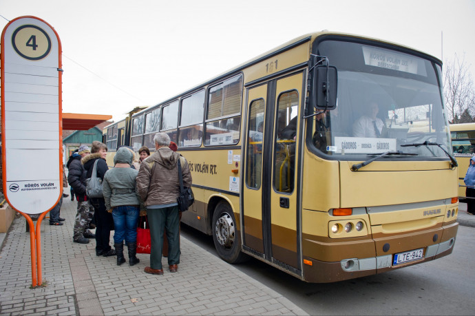 Egy buszsofőr lopkodta a megállótáblákat és más alkatrészeket országszerte