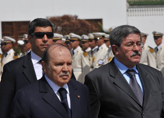 Abd el-Azíz Buteflíka akkori algériai elnök (balra) és Ahmed Ujahja miniszterelnök egy 2010-es képen. Fotó: AFP