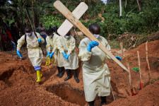Az ENSZ a biztonság kedvéért betáraz az ebola elleni oltóanyagból