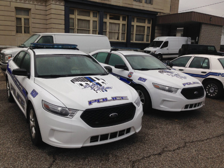 A Kentucky állambeli Catlettsburg rendőrségének autói a halálfejjel és Blue Lives Matter felirattal – Fotó: FERNANDO ALFONSO III / Twitter