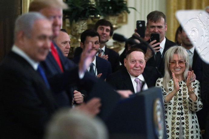 Sheldon a Fehér Házban, Trump-Netanjahu találkozón, tavaly januárban Fotó: Alex Wong / AFP