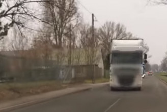 Videón, ahogy egy szembejövő kamionos ráhúzza a kormányt egy autósra a XVIII. kerületben