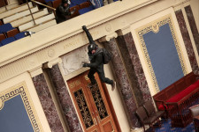 A Capitolium erkélyén csimpaszkodott, és az alelnöki székben pózolt, most őrizetbe vették