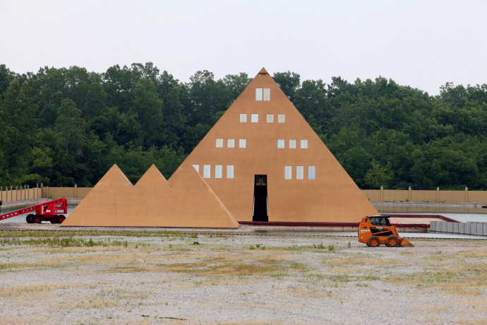 A piramis 2013-ban, ekkor már nem aranylemezek, csak aranyszínű festés borítja az épületet – Fotó: Raymond Boyd/Getty Images