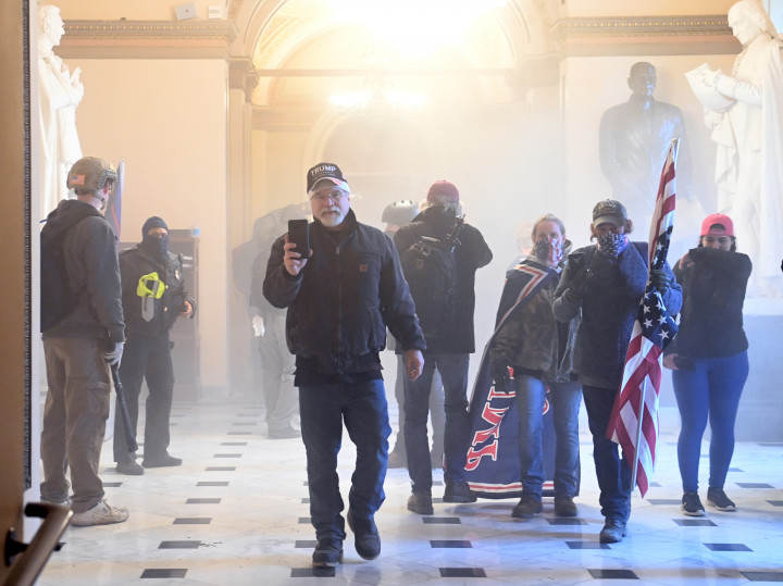 Trump-párti tüntetők a Capitolium épületében 2021. január 6-án és a Nemzeti Gárda az épületet védő emberei pihennek egy héttel később 2020. január 13-án – Fotó: Saul Loeb / AFP – Jim Lo Scalzo / EPA / MTI