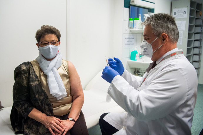 Müller Cecília megkapja a Pfizer–BioNTech vakcináját – Fotó: MTI/Balogh Zoltán