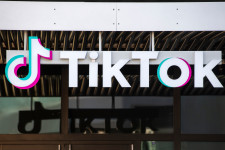 Szigorít a TikTok a fiatalkorú felhasználóik védelme érdekében