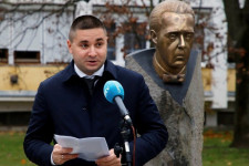 Nem akar lemondani az oroszok pénzén Afrikába repülő Jobbik-képviselő