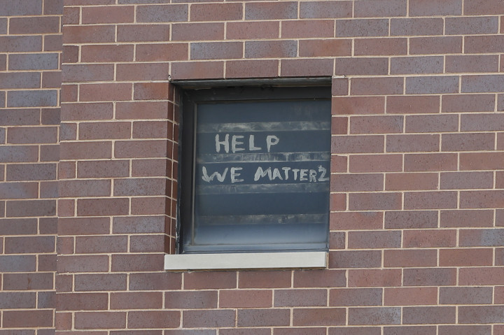 „Segítsenek, mi is számítunk” – olvasható a fogvatartottak üzenete a Cook megyei börtön ablakában 2020. április 9-én. A chicagói intézmény egyike az ország legnagyobb börtöneinek, a járvány tavaszi hullámában több százan fertőződtek meg itt a vírussal – Fotó: Kamil Krzaczynski / AFP