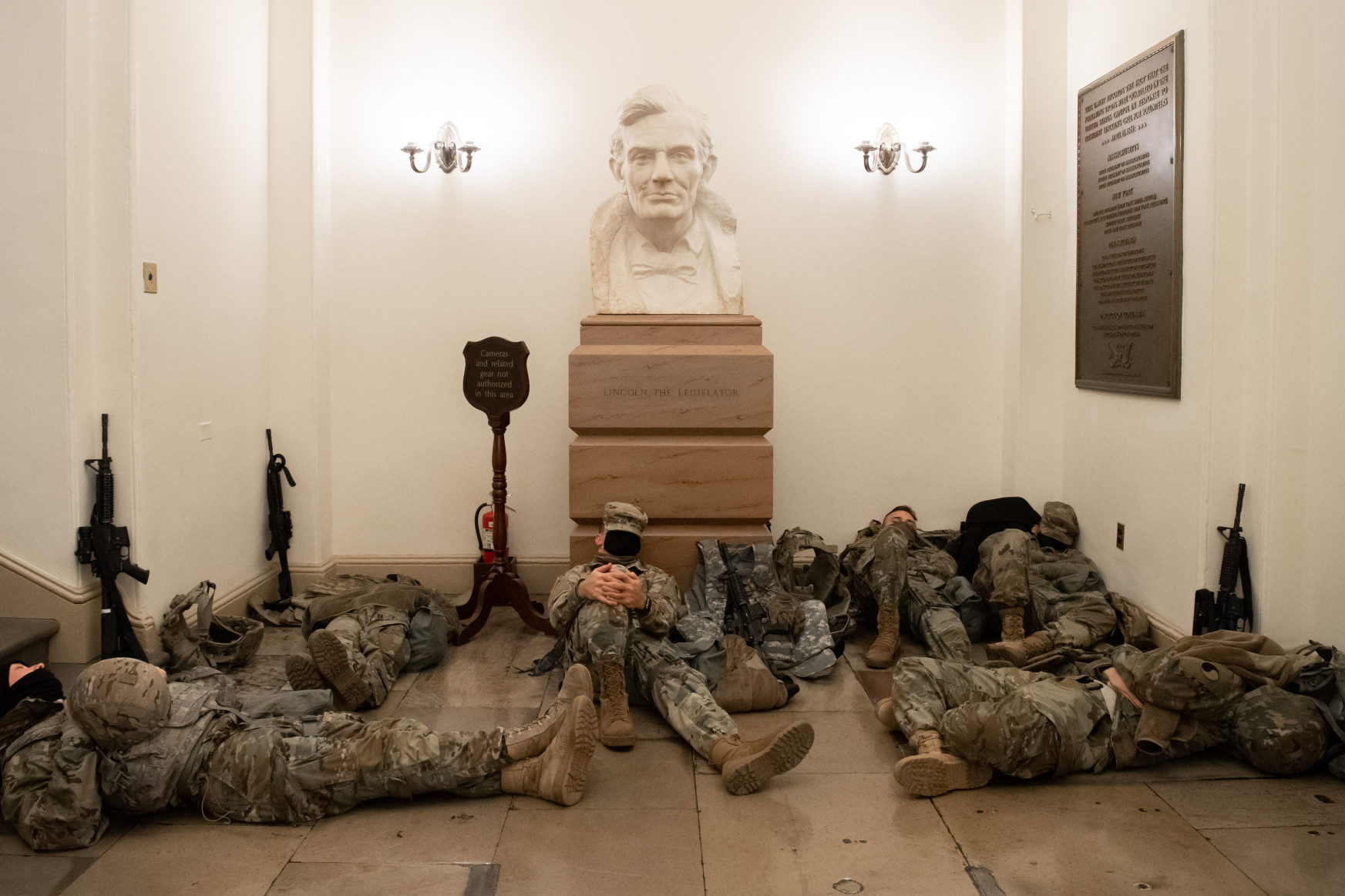 Az épületet védő Nemzeti Gárda tagjai a padlón aludtak a Capitoliumban