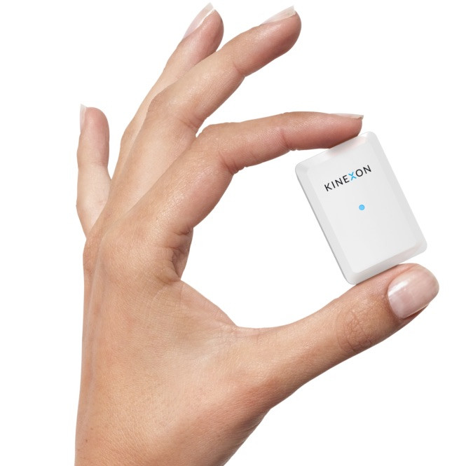 Terjed a vállalatoknál a távolságtartásra sípolással figyelmeztető karkötő