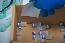 Az első oltások sikere nehéz helyzetbe hozta azokat, amelyeket még tesztelnek