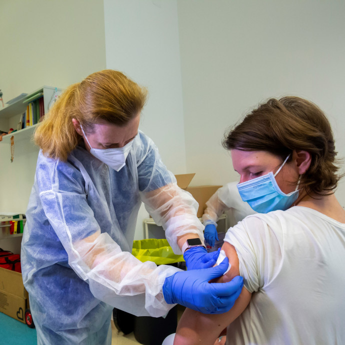 Az egészségügyi dolgozók is ugyanazért félnek az oltástól, mint mások