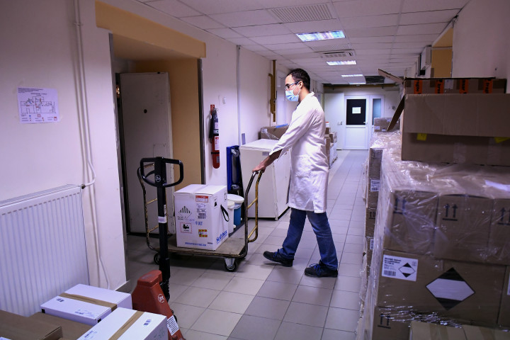 Újonnan érkezett Pfizer–BioNTech-vakcinák a Semmelweis Egyetem gyógyszertárában 2021. január 12-én – Fotó: Kovács Tamás / MTI