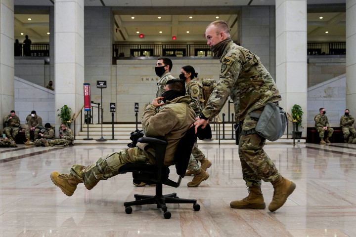 A Nemzeti Gárda tagjai a Capitoliumban az ostrom után egy héttel az impeachmentszavazás idején január 13-án – Fotó: Saul Loeb / AFP – Joshua Roberts / Reuters