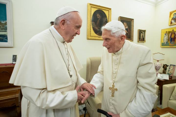Ferenc pápa és XVI. Benedek 2018-ban – Fotó: Handout / VATICAN MEDIA / AFP