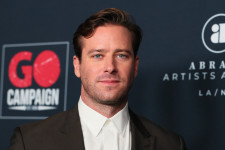 Armie Hammer visszalép egy filmjétől, mert megvádolták Twitteren, hogy kannibalizmusról és erőszakról ír privát üzeneteket