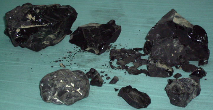Természetes bitumen – Fotó: Daniel Tzvi / Wikipedia