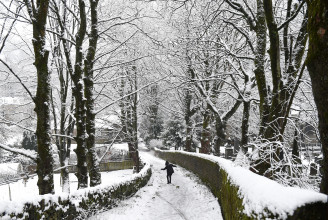 A havazás miatt zárt be az egyik angliai oltóközpont