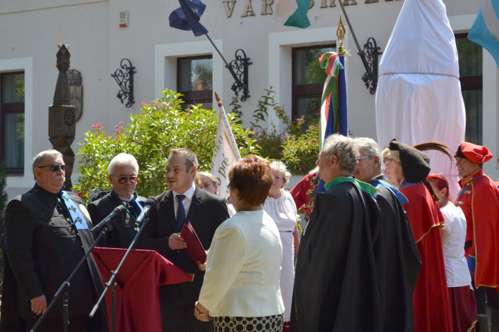 Kósa Lajos polgármester beszél a szoboravató ünnepségen 2020. augusztus 14-én – Fotó: Rákóczifalva Városi Önkormányzat / Facebook