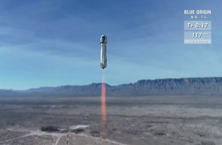 A visszatérő New Shepard rakéta – Fotó: Blue Origin / Youtube