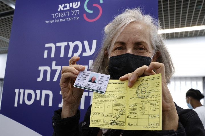 Egy izraeli egészségügyi dolgozó az oltási igazolását mutatja Tel Avivban 2021. január 14-én – Fotó: Jack Guez / AFP