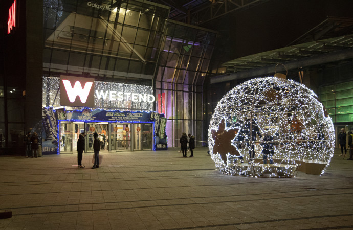 Karácsonyi díszítés és kivilágítás a Westend bejárata előtt, 2020 novemberében. Fotó: Róka László/MTVA
