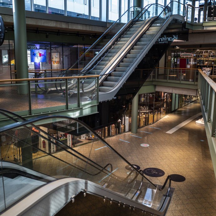 Csak bolyonganak az emberek a plázákban, még karácsonykor is 50 százalékkal kellett akciózni a boltoknak