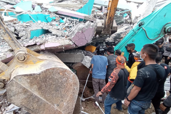Erős földrengés pusztított Indonéziában: legalább 34 halott, 600 sérült