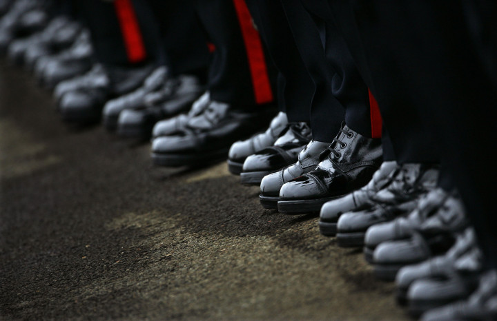 Kadétok sorfala egy végzős ceremónia, a Sovereign's Parade alkalmából – Fotó: Adrian Dennis / AFP)