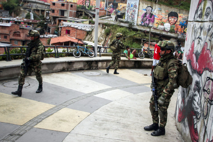 Katonák járőröznek a Comuna 13 negyedben 2018 áprilisában – Fotó: Camilo Mejia / VIEWpress / Corbis / Getty Images