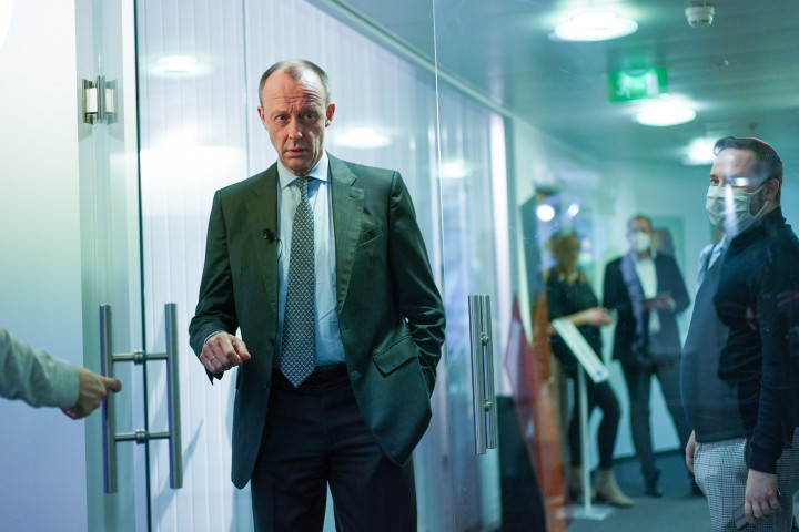 Merz érkezik egy rendezvényre, ahol CDU-tagok kérdéseire válaszolt 2020. december 20-án – Fotó: Jörg Carstensen / dpa / dpa Picture-Alliance via AFP