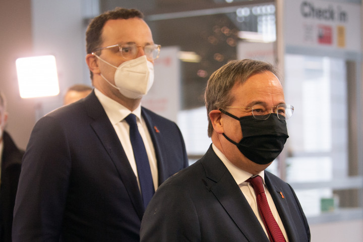 Laschet, mögötte pedig Jens Spahn egészségügyi miniszter – Fotó: Federico Gambarini / dpa POOL / dpa Picture-Alliance via AFP