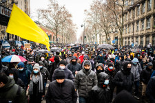 Több ezren tüntettek Párizsban egy törvény ellen, ami korlátozná a rendőrök fotózását