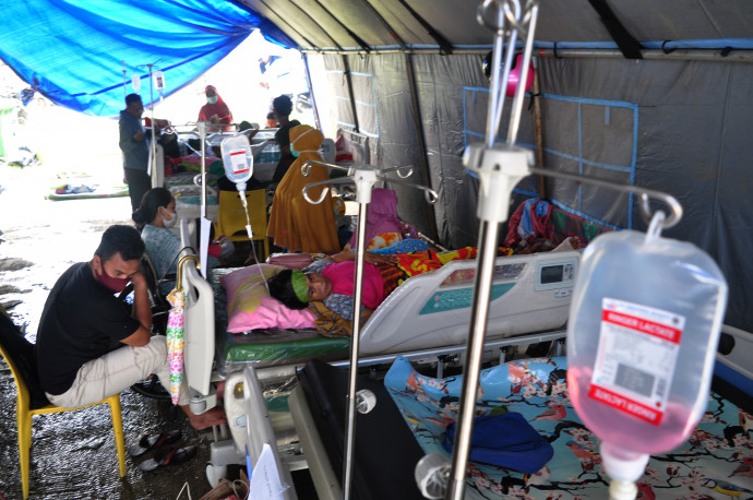 Orvosi ellátásra szoruló betegek és családtagjaik Mamujuban 2021. január 17-én. Fotó: Faldi Muhammad / NurPhoto / NurPhoto via AFP 