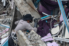 Már 77 halottja van az indonéz földrengésnek