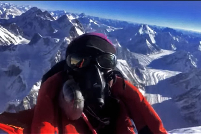 Mindenki túlélte a K2 csúcsmászását, de a szomszédos Broad Peaknél eltűnt egy ember