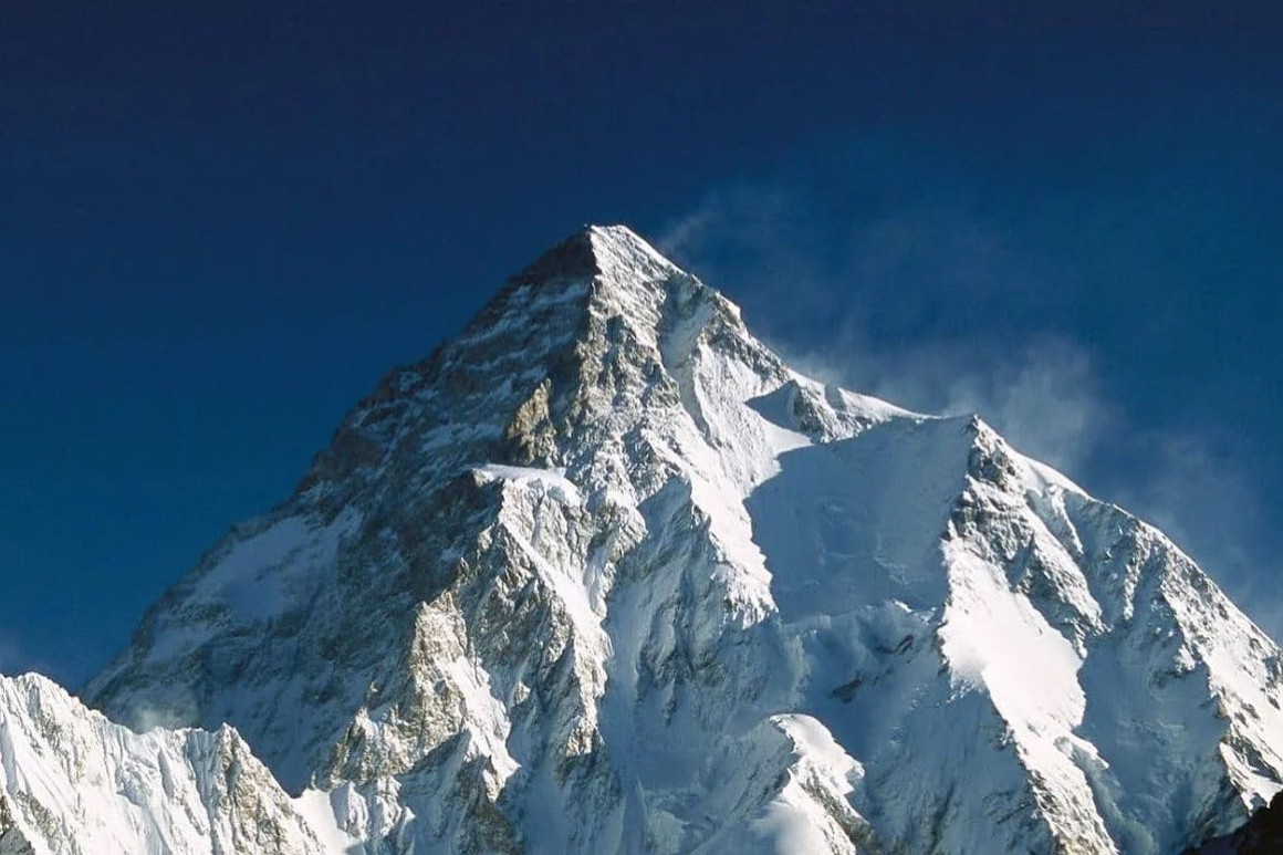 Mindenki túlélte a K2 csúcsmászását, de a szomszédos Broad Peaknél eltűnt egy ember