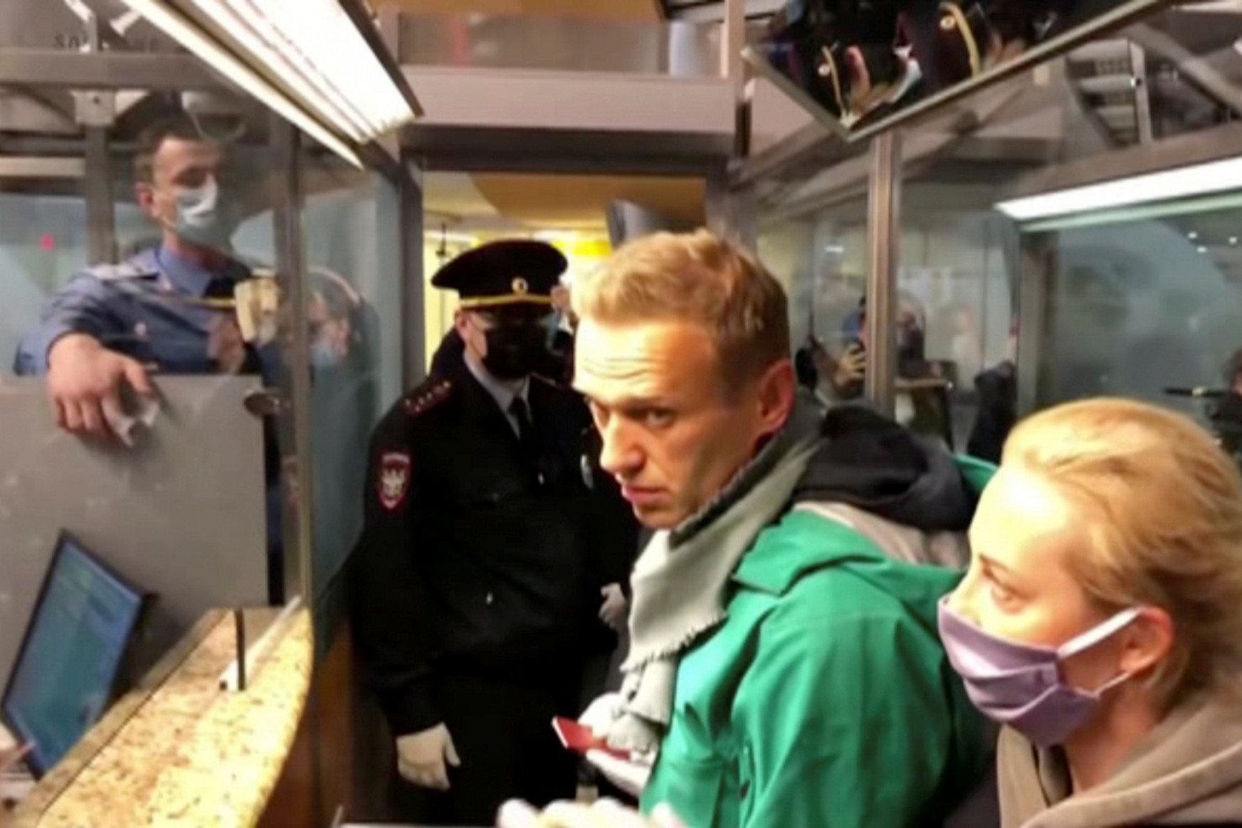 Őrizetbe vették a megmérgezése után hazatérő Alekszej Navalnijt