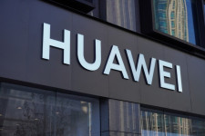 Trump a Huaweibe is rúg még egy utolsót, mielőtt távozna