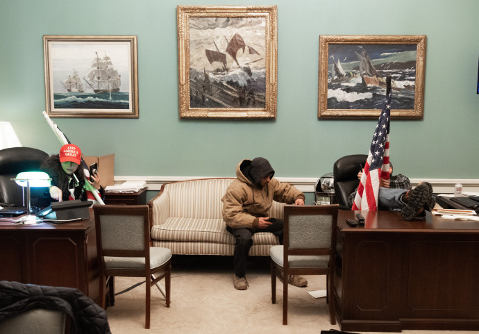 Donald Trump elnök Capitoliumba betört hívei ülnek Nancy Pelosi kongresszusi vezető irodájában (Photo by SAUL LOEB / AFP)