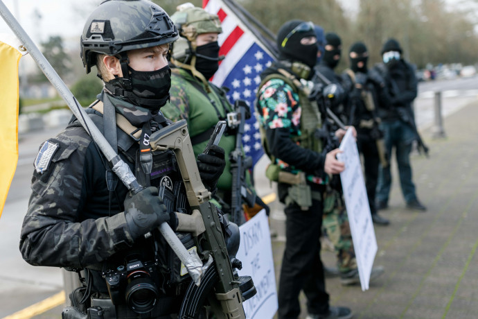 A szélsőjobboldali Boogaloo Bois mozgalom felfegyverzett tagjai az Oregon fővárosában vasárnap tartott tüntetésen. Fotó: John Rudoff / ANADOLU AGENCY / Anadolu Agency via AFP
