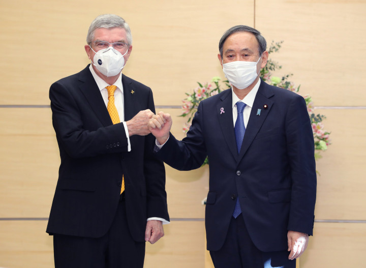 Thomas Bach a Nemzetközi Olimpiai Bizottság elnöke, és Szuga Josihide japán miniszterelnök – Fotó: AFP/Masanori Genko