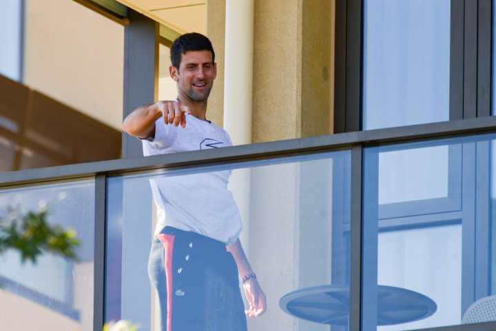 Novak Djoković Adelaide-ben, Melbourne-től 700 kilométerre, a versenyzőknek fenntartott hotel erkélyén, Fotó: AFP/Brenton Edwards