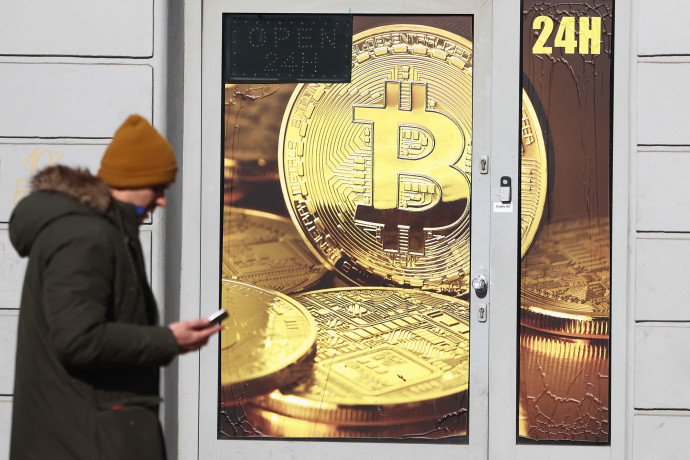 Bitcoin váltó Krakkóban 2021 januárjában – Fotó: Jakub Porzycki / NurPhoto / AFP