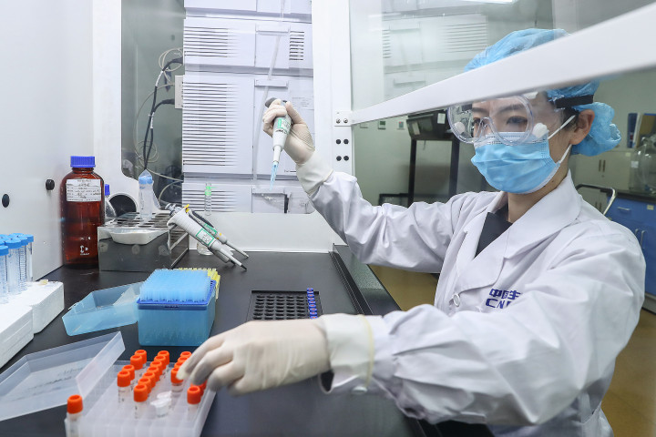 A kínai vakcina a fejlesztés fázisában a pekingi Sinopharm laboratóriumában 2020. áprilisában – Fotó: Zhang Yuwei / Xinhua / AFP